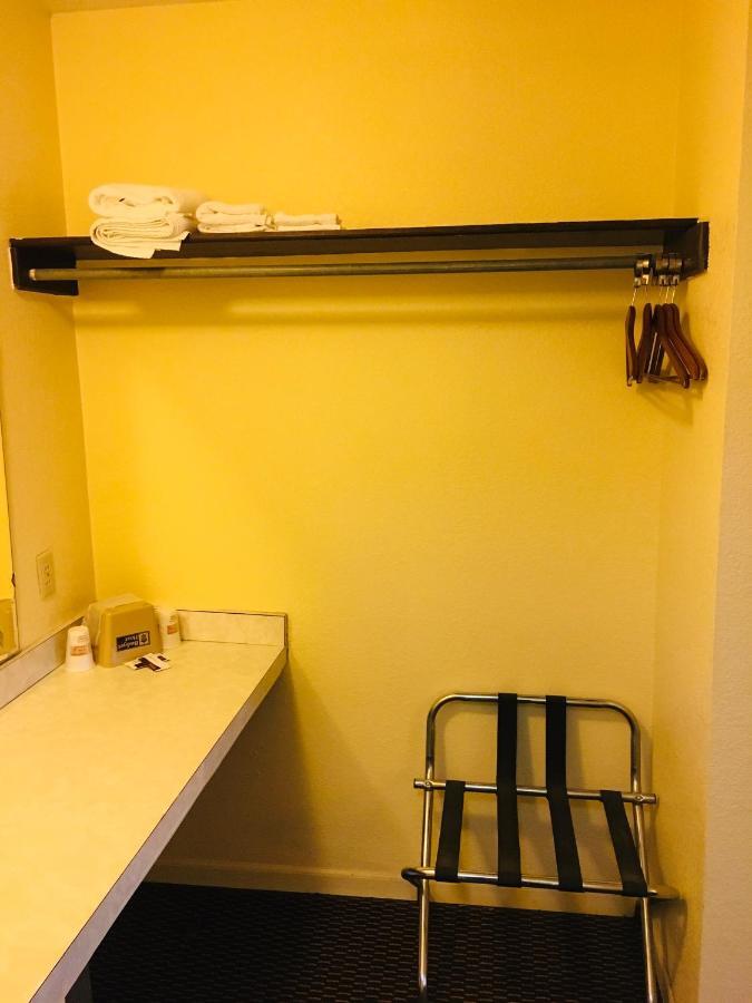 Budget Inn Caravan Motel Harrisonville Εξωτερικό φωτογραφία